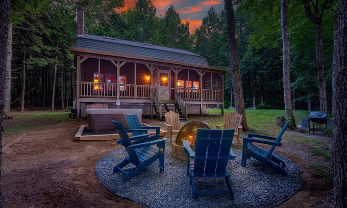 Ellsworth Cabina | Lake front, hot tub, kayak, paddle board, Dogs, Mount Desert Island, Bar Harbor!
