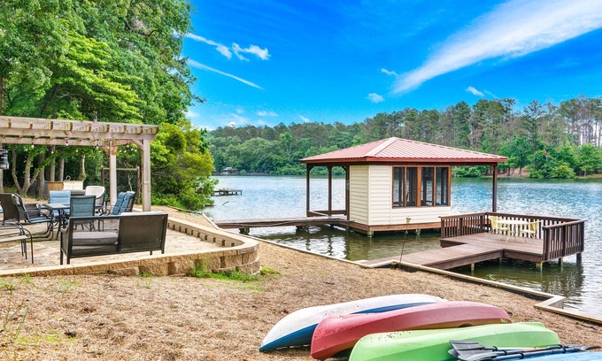 Holly Lake Ranch Casa | Lake Front - Hot Tub - Great Views - Fire Pit - Kayaks - Holly Lake Ranch
