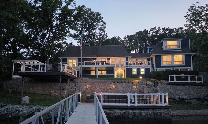 Linn Creek Casa | Lake Front House ~ Private Dock / Hot Tub / Game Room / Beach