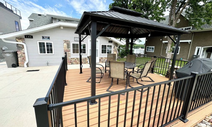 Arnolds Park Cabina | Lake Front House, walking distance to Arnold's Park, shops and restaurants.