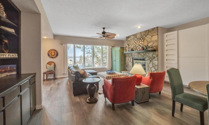 Salem Apartamento | Lake front Keowee Condo with Balcony & Resort Amenities! 20 min to Clemson condo