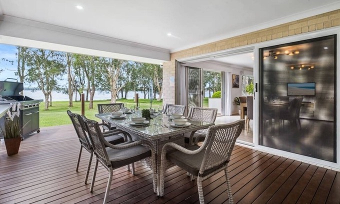 Chain Valley Bay Casa | Lake Front Luxury at Lake Macquarie