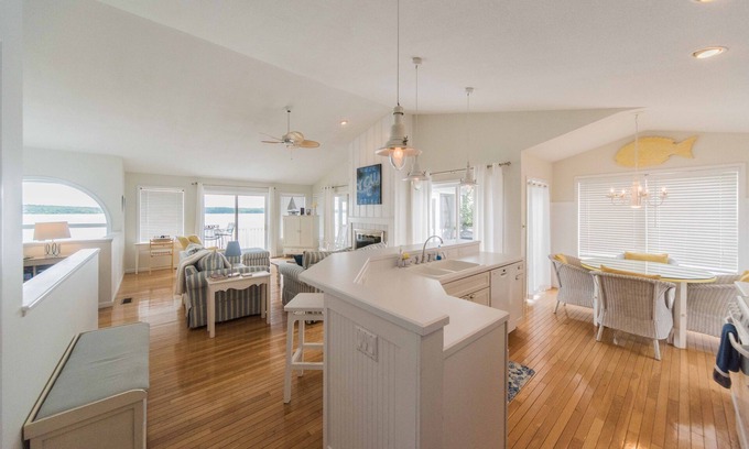 Gilbertsville Casa | Lake-front Luxury 5bdrm on Kentucky Lake - JZ Vacation Rentals