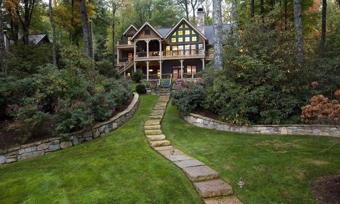 Lake Toxaway Casa | El lujo frente al lago está esperando en Grant-McDonald Lake Home.