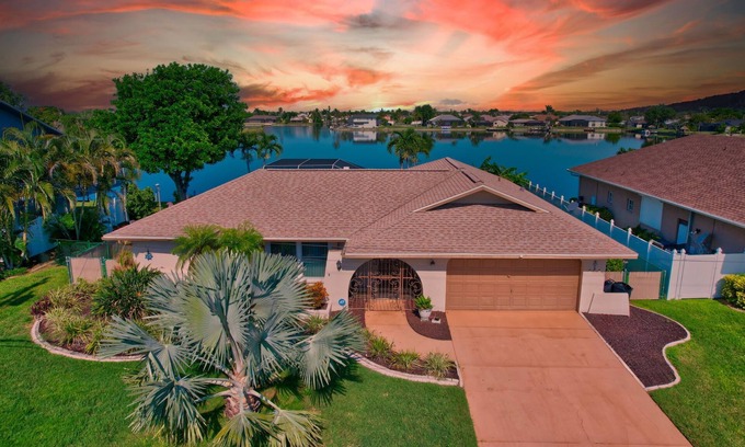 Fort Myers Casa | Lake Front Oasis in Cape Coral with Pool, Kayaks, and Scenic View