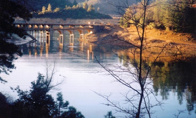 Lakehead-Lakeshore Casa | LAGO FRENTE AL LAGO SHASTA, ENCANTADO EN LAS MONTAÑAS!