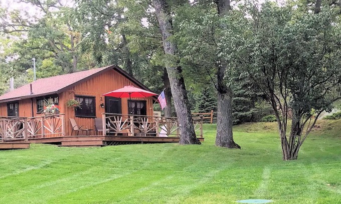 West Branch Cabina | Lake Front One Bedroom Log Cabin ubicado en Clear Lake Resort and Boat Rental