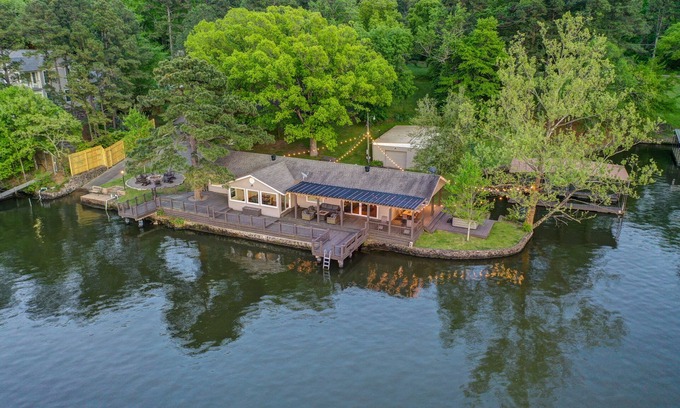 Mid America Casa | Lake Front Property/Hot Tub/Huge Deck/Game Room/Boat Ramp & Dock!
