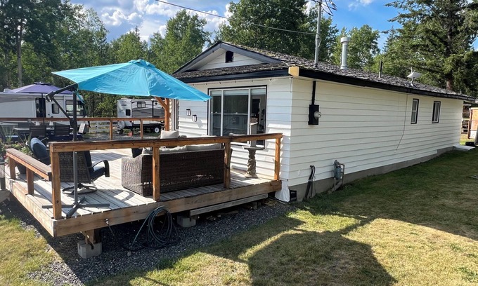 70 Mile House Casa | Lake Front Recreational Acre