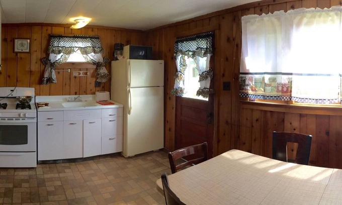 Beach Lake Casa | Lake Front Rustic Cabin #2 on Private Lake!