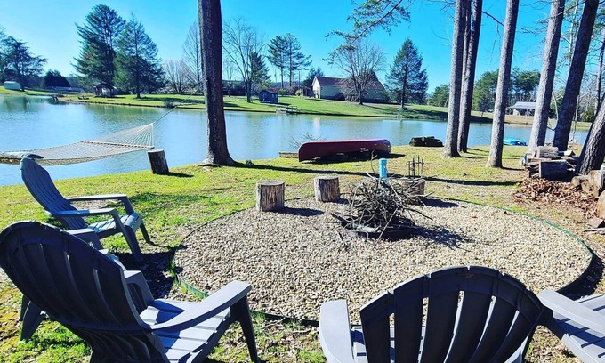 Crossville Casa | Lake Front Sleeps 4. Close to Waterfalls, Parks, Golf, Fishing & Dog Friendly.