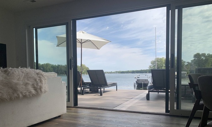 Twin Lakes Casa | LAKE FRONT