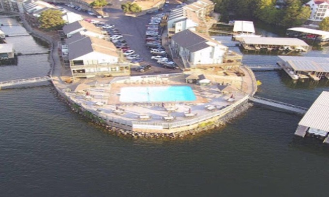 Village of Four Seasons Condominio | Lake Front View on Horseshoe Bend Parkway - Gated community