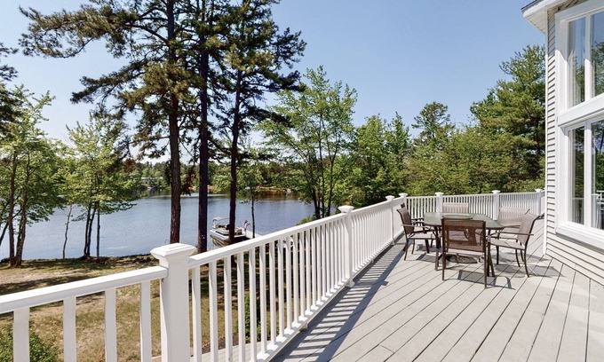 Freedom Casa | LAKE FRONT w/VIEWS! Fire Pit* Swim Dock* Kayaks!