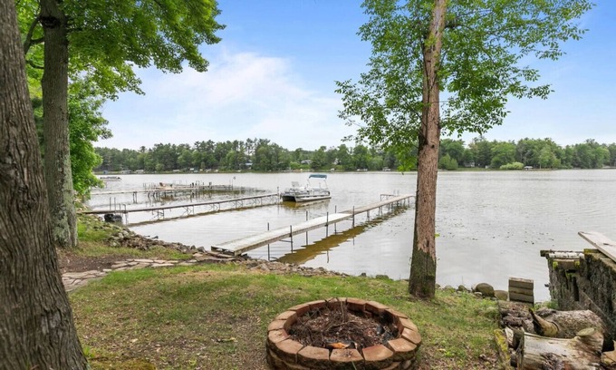 Shawano Casa | LAKE FRONT! WaterToys! Private Dock! Firepit|Grill
