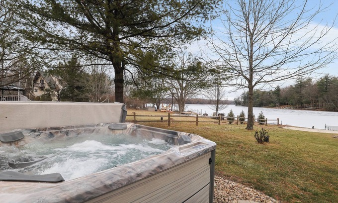Jim Thorpe Casa | Lake front with Private Beach, Hot tub, Pool, Pickle Ball, Close to Skiing