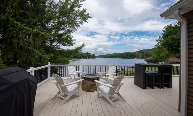 Lakeside Casa | LAKE FRONT WITH VIEWS TO DREAM OF