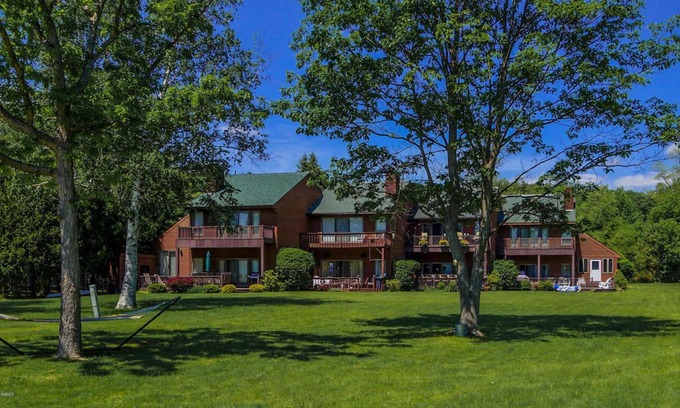 North Lake George Casa | Lake George LAKE FRONT town home - Hague, NY