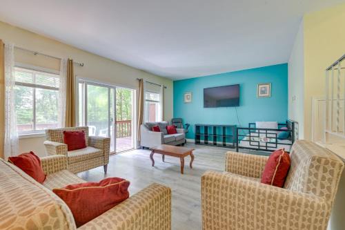 Lake George Casa | Lake George Townhome with Deck 2 Mi to The Outlets!