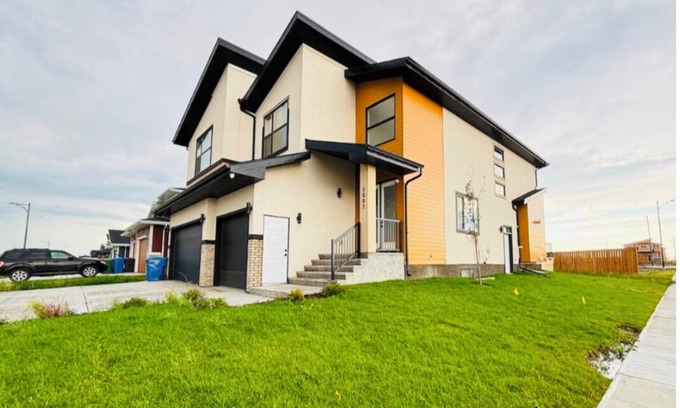 Chestermere Casa | Lake Getaway-4Bed/4Bath Home-Chestermere