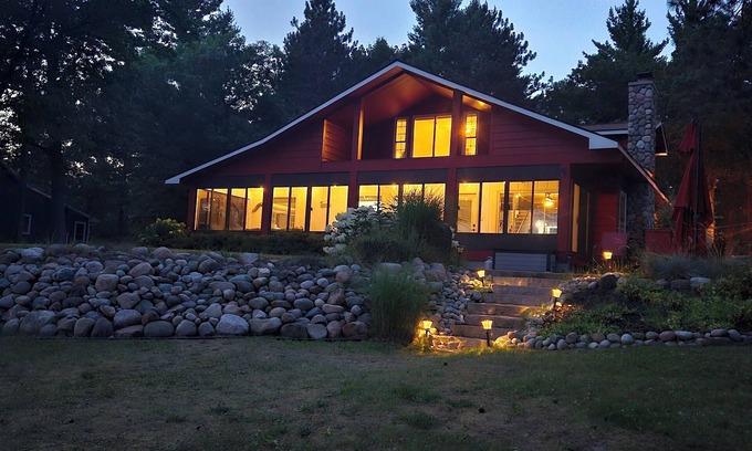 Oscoda Casa | Casa del lago Redwood Retreat, Discover Tranquility: Redwood Retreat by the Lake - Your Perfect Osco
