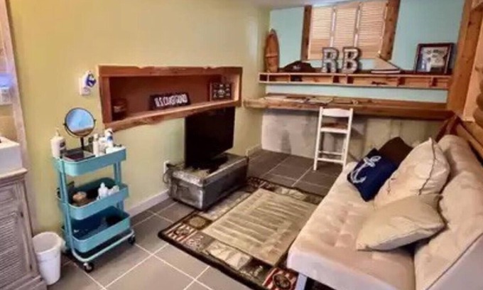Versailles Cabaña | Lake Getaway - Sleeps 12 - includes boat slip