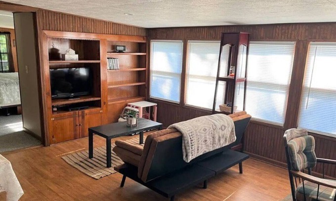 Versailles Casa | Lake Getaway- Sleeps 7- Boat Slip