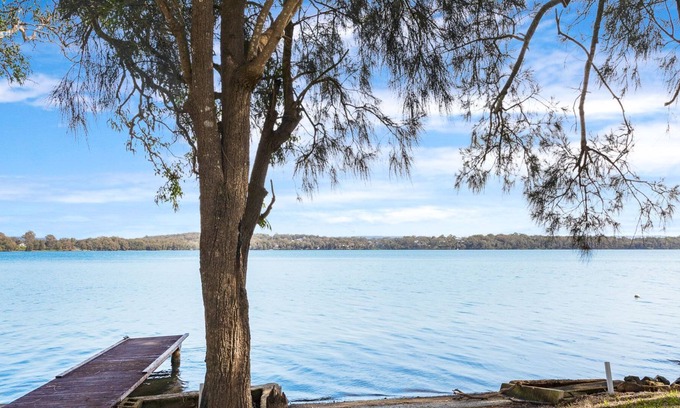 Mannering Park Casa | Lake Getaway - Modern 3 bedroom home positioned on the Lake
