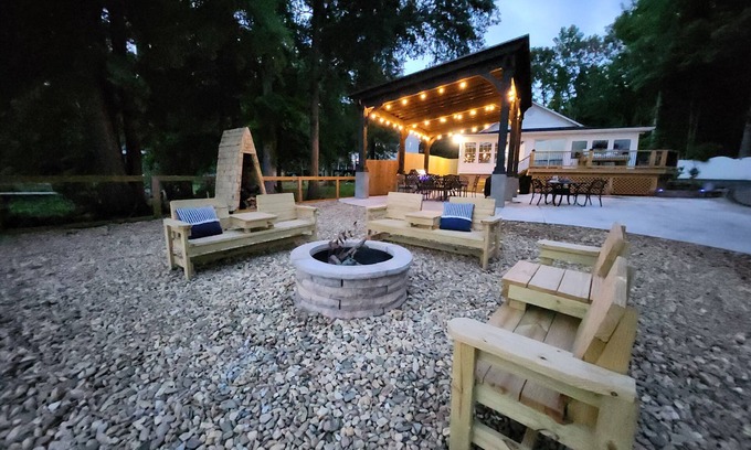 Waterloo Casa | Lake Greenwood Lodge-Main House and Guest House- Boats and Pups Welcome