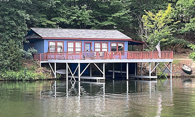 Tanglewood Estates Cabaña | Lake Hamilton cottage: Large deck on lake, with kayaks. 15 minutes from Oaklawn