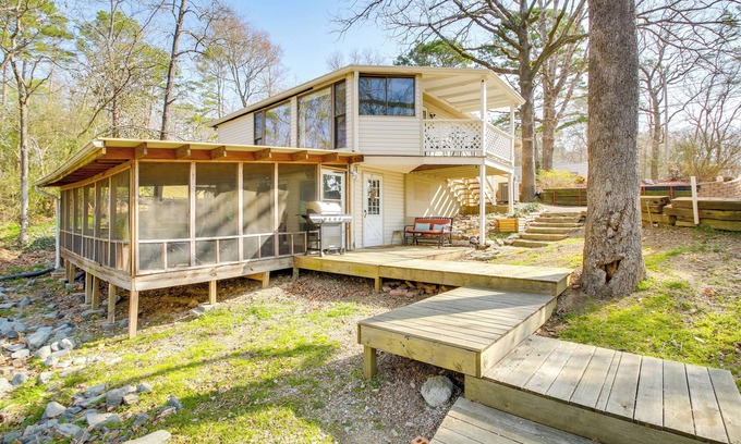 Piney Casa | Lake Hamilton Family Gem: Hot Tub & Boat Slip!