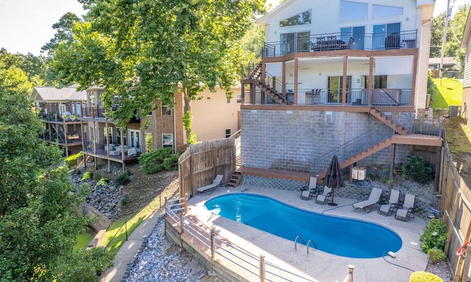 Piney Casa | Lake Hamilton House with Pool and Hot Tub!