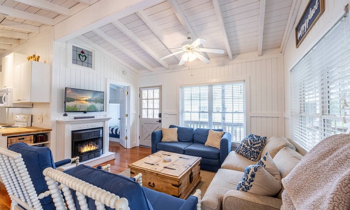 Fair Play Casa | Lake Hartwell Waterfront Cottage with Game-Room Sleeps 9