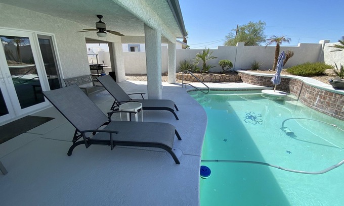Lake Havasu City Casa | Lake Havasu Hideaway w/pool, spa, and lots of parking.