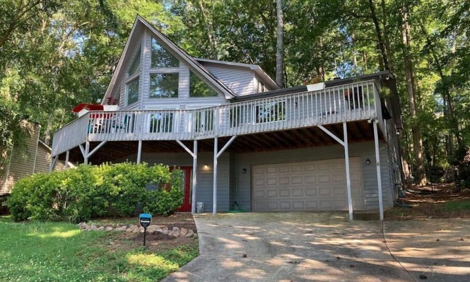 Snellville Casa | Lake Home with gorgeous lake views