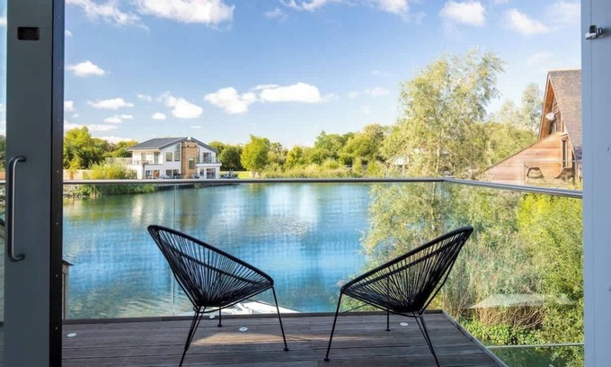 Ampney Crucis Casa | Lake House: Luxury Cotswolds Stay with a Hot Tub