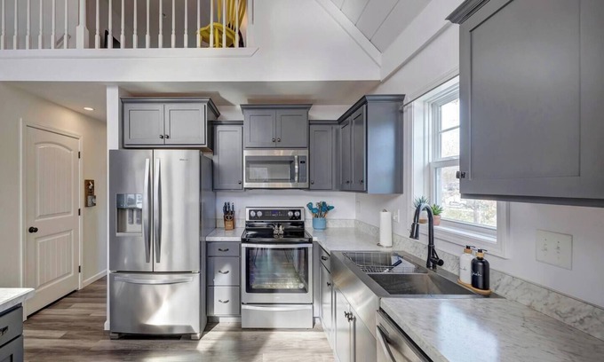 Unionville Casa | Lake House kid-friendly, arcade room, bunk beds, trampoline, firepit, large deck