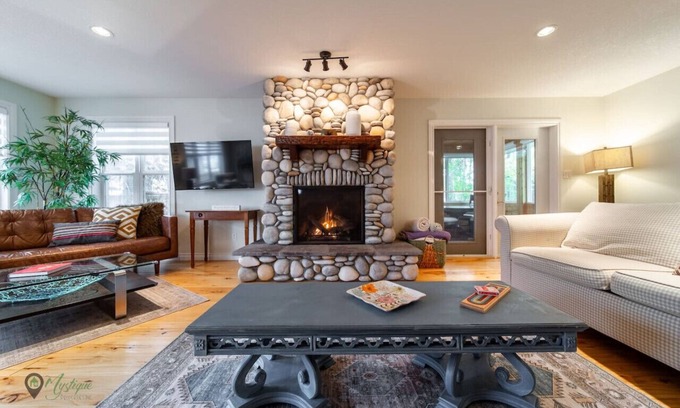 Alberta Beach Casa | Lake House Lodge | Fireplace | Family Friendly