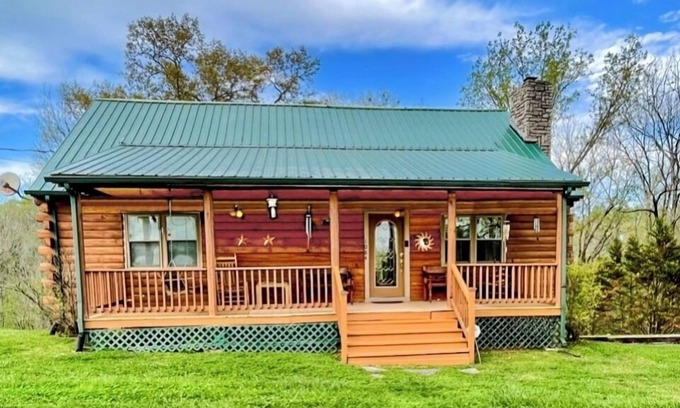 Rock Island Cabina | Lake house on 5 acres. Pet Friendly! Close to State Parks, Caverns, and Marinas.