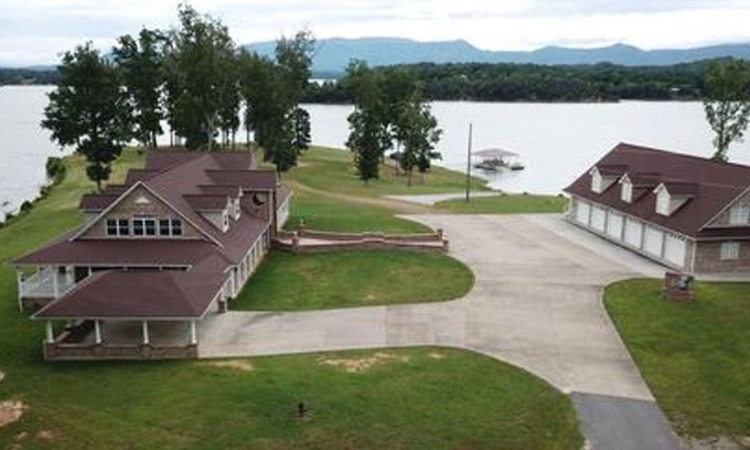 Sevierville Casa | "LAKE HOUSE" On 7 Acres Of Douglas Lake With A Private Boat Ramp & Private Dock!