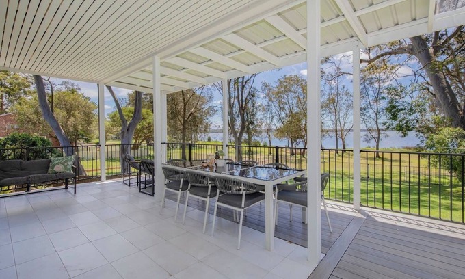 Charmhaven Casa | Lake House on Panorama Refined Waterfront Living