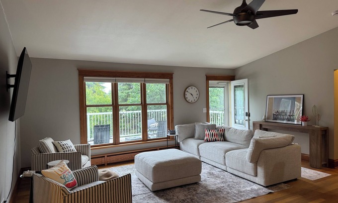 Farwell Casa | Lake house ON THE GOLF COURSE perfect for a quick fall getaway!