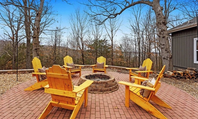 Warsaw Casa | Lake House on Truman Lake|Sleeps10|Fire Pit Arcade