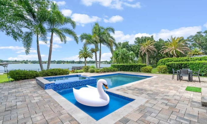 Southwest Orlando Apartamento | Lake House + Pool, Dock, Walk to Universal Studios