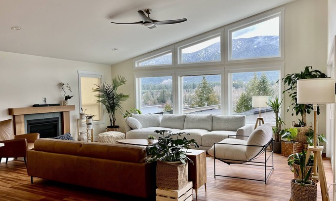 Youbou Casa | Lake House Retreat - includes boat slip!