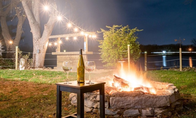 North Pekin Casa | Lake House Retreat
