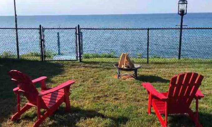 Olcott Casa | Lake House right on the Bluff of Lake Ontario