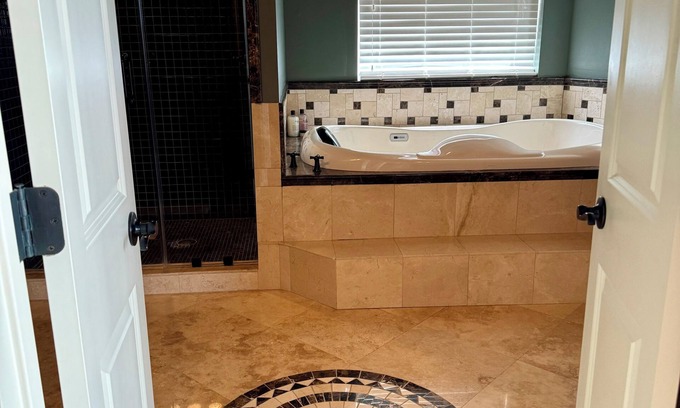 New Orleans East Area Casa | LAKE HOUSE. Serene, charming 5-bedroom house in greater New Orleans.