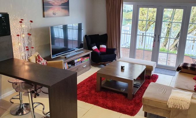 South Cerney Cabina | Lake house - sleeps 7