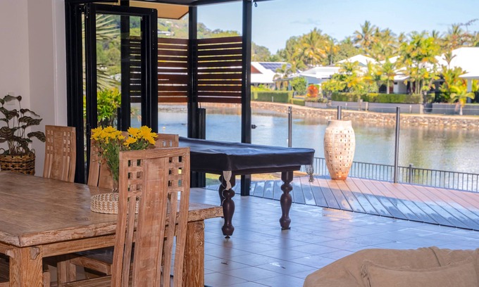 Trinity Beach Casa | Lake house, stroll to beach & cafes- Pets Welcome
